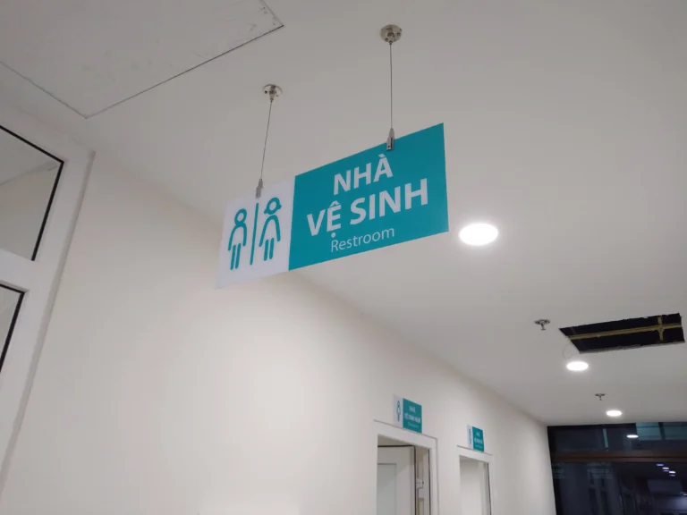 Bệnh viện Từ Dũ — Biển chỉ dẫn & trang trí
